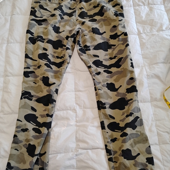 Divided | Woman's Camouflage Ankle Pants | Size 30 - Picture 14 of 15